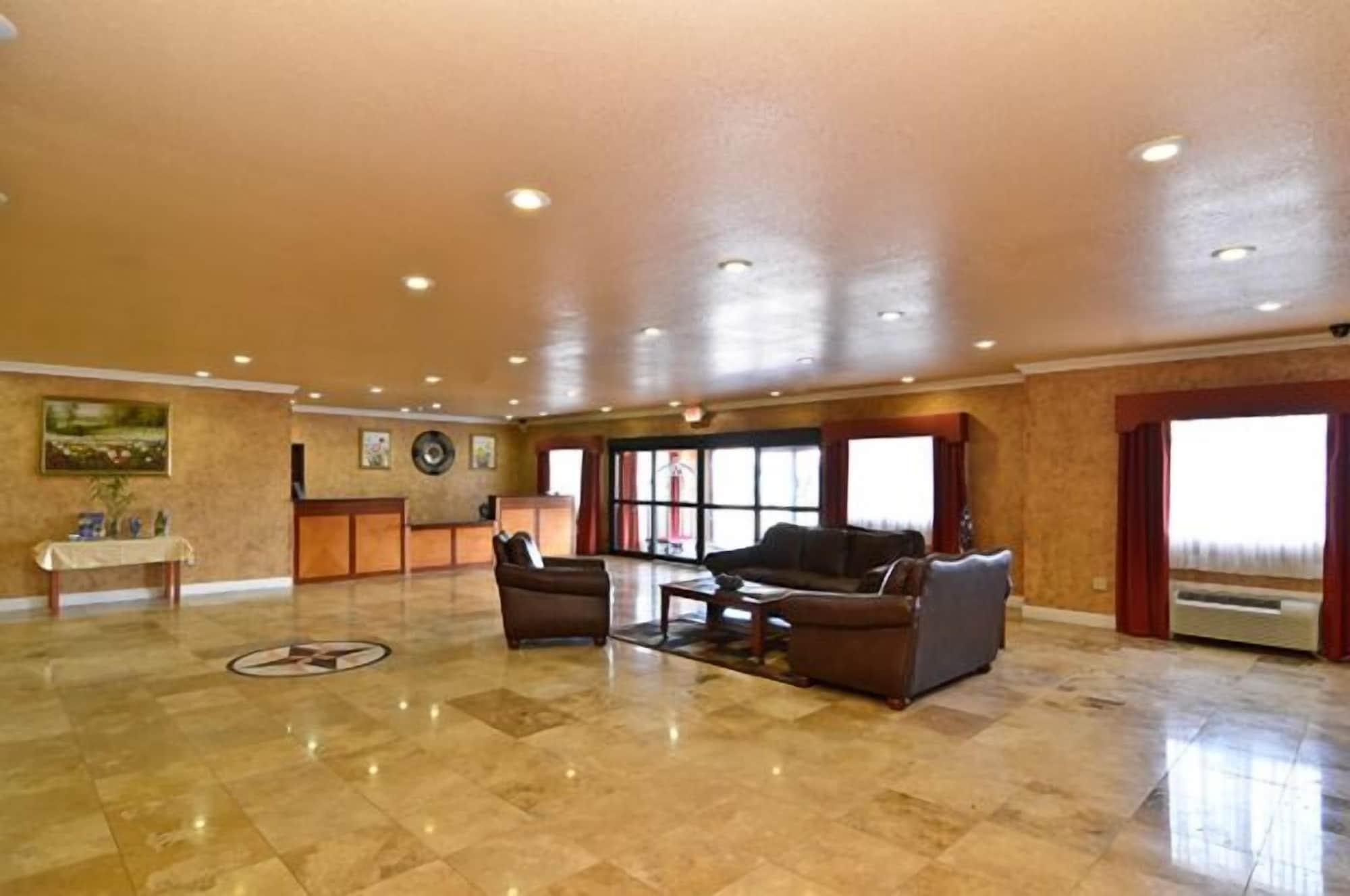 Vista Lobby HiWay Inn Express of Broken Bow