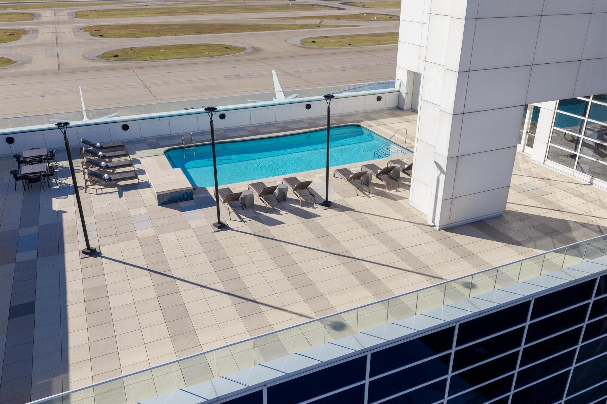 Vista Piscina Grand Hyatt DFW - Connected to the airport