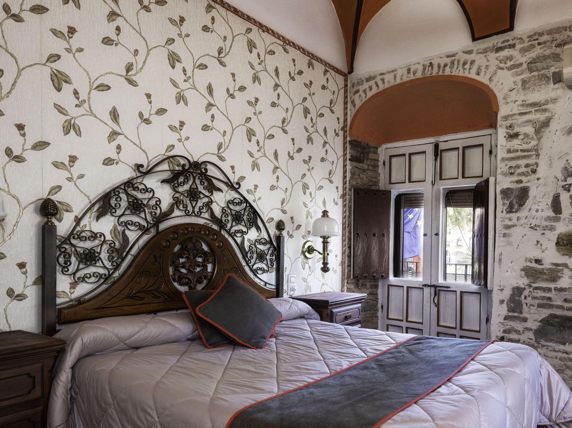 Varios Hotel Las Palmeras by Vivere Stays