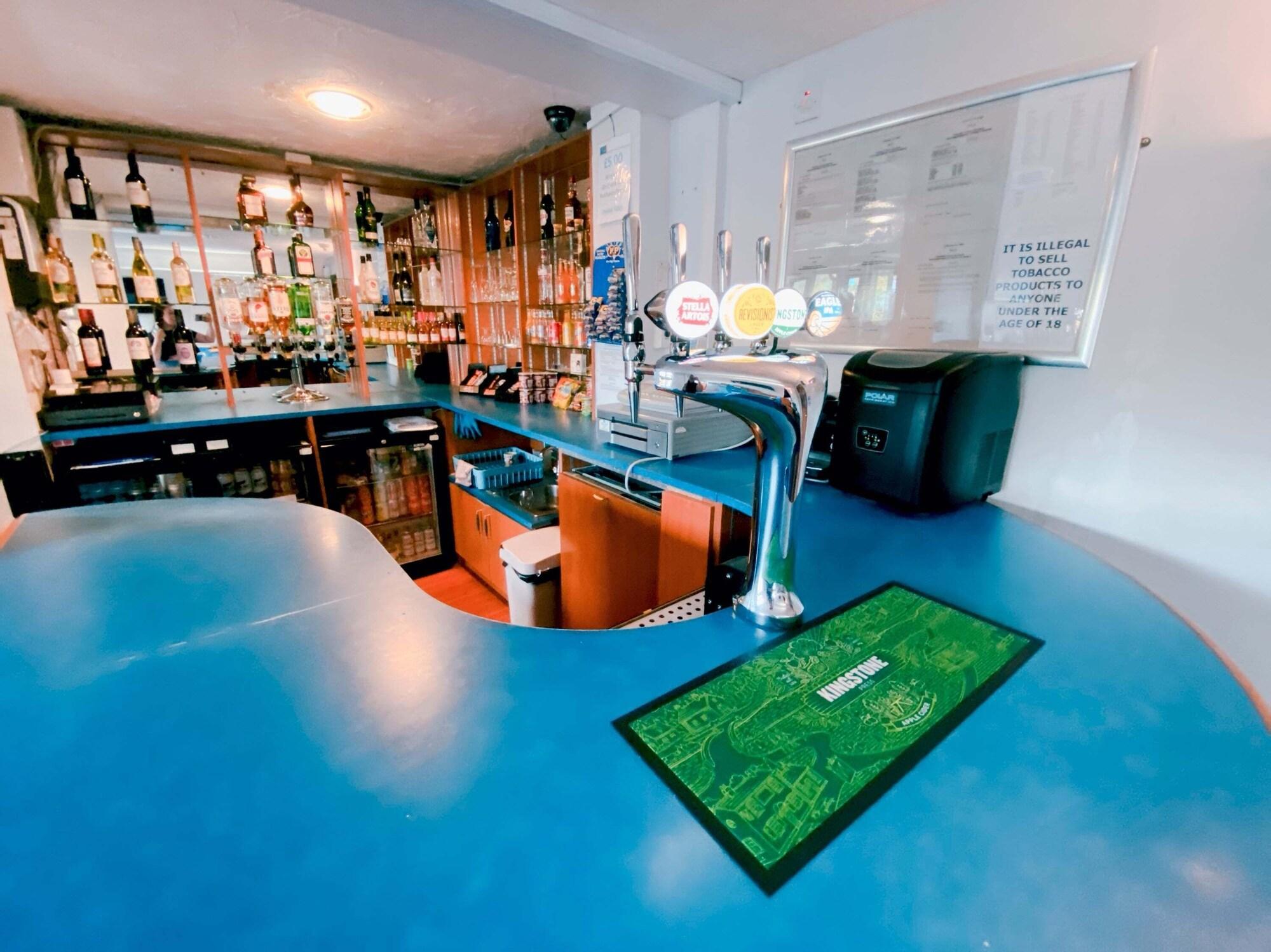 Bar/Salón Redwings Lodge Sawtry