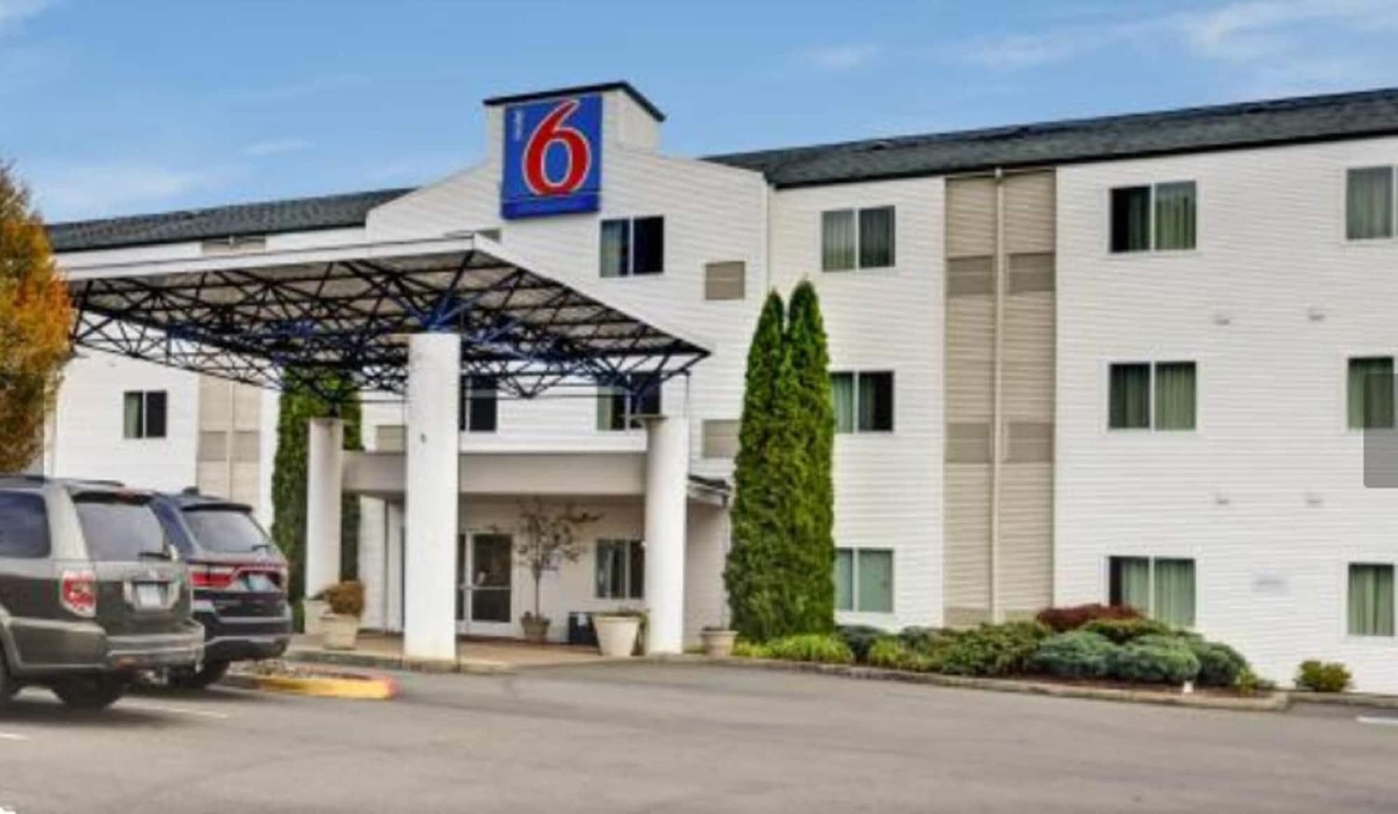 Vista Exterior Motel 6 Roseburg, OR