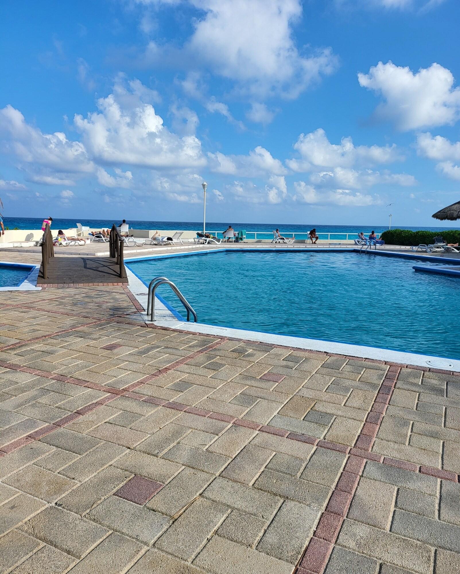 Vista Piscina BRISAS CONDO HOTELS