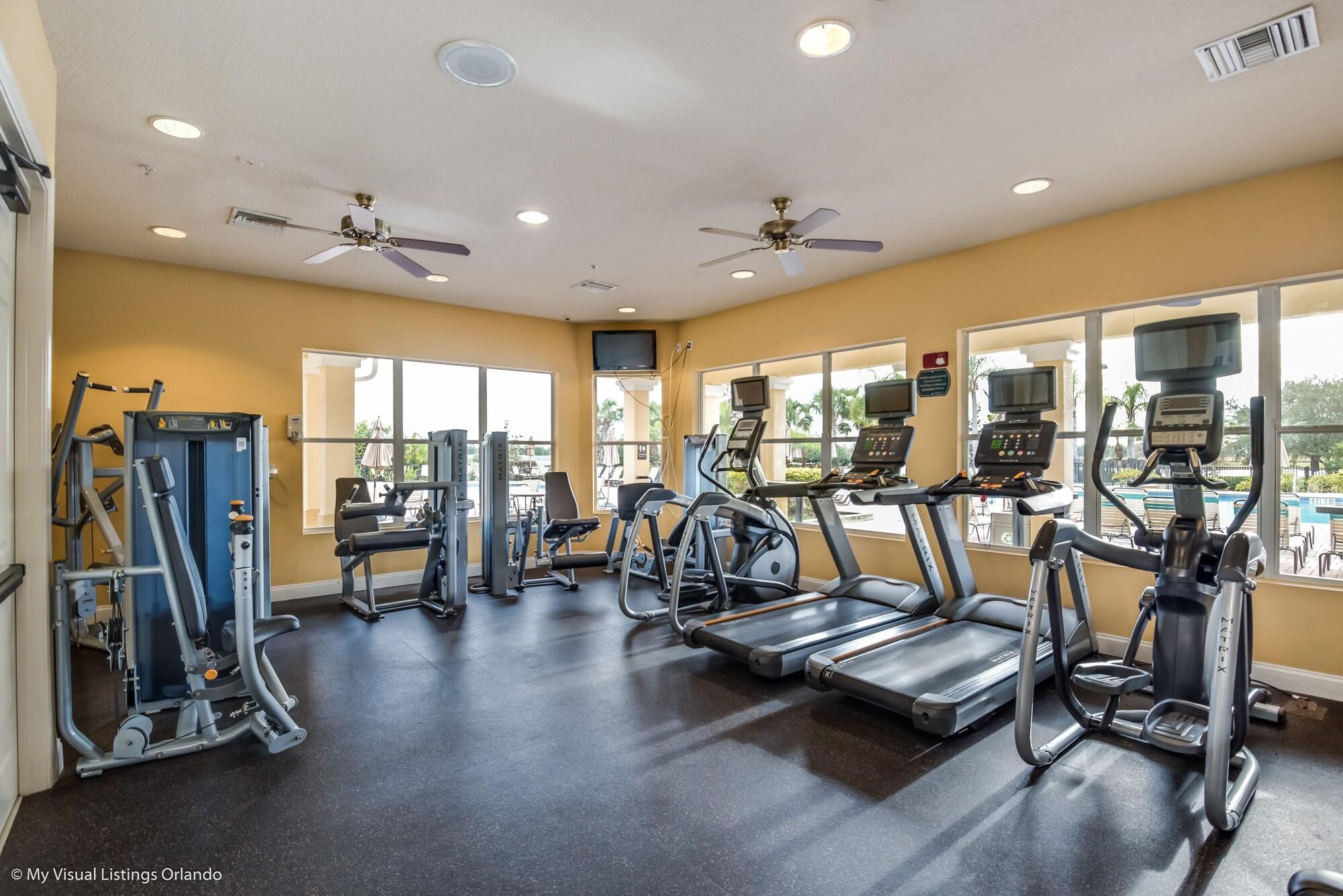 Gimnasio NEW Tastefully Designed Town Home. Close to Attractions, Steps From Convention Center! 3br/3ba #3vc138