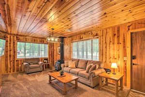 Alquiler Vacacional - Bring a Pet: Pinetop Cabin w/ Game Room!