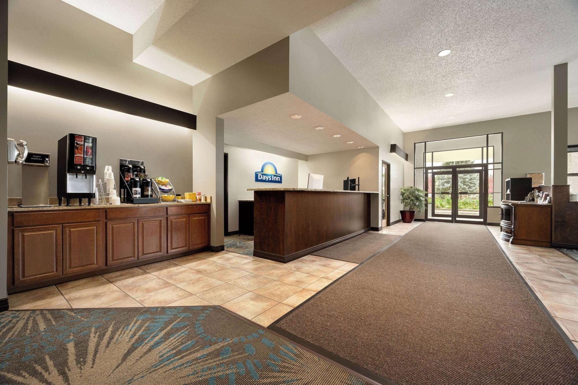 Vista Lobby Days Inn by Wyndham Carbondale