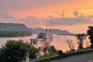 Alquiler Vacacional - Charming Historic Home with 2 Queen Beds & Backyard in Fulton, IL