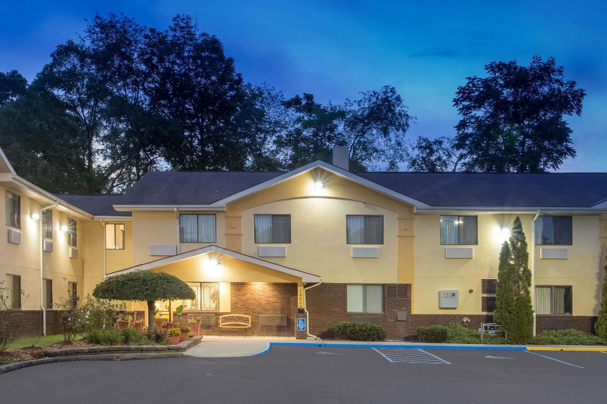 Varios Super 8 by Wyndham Radford VA