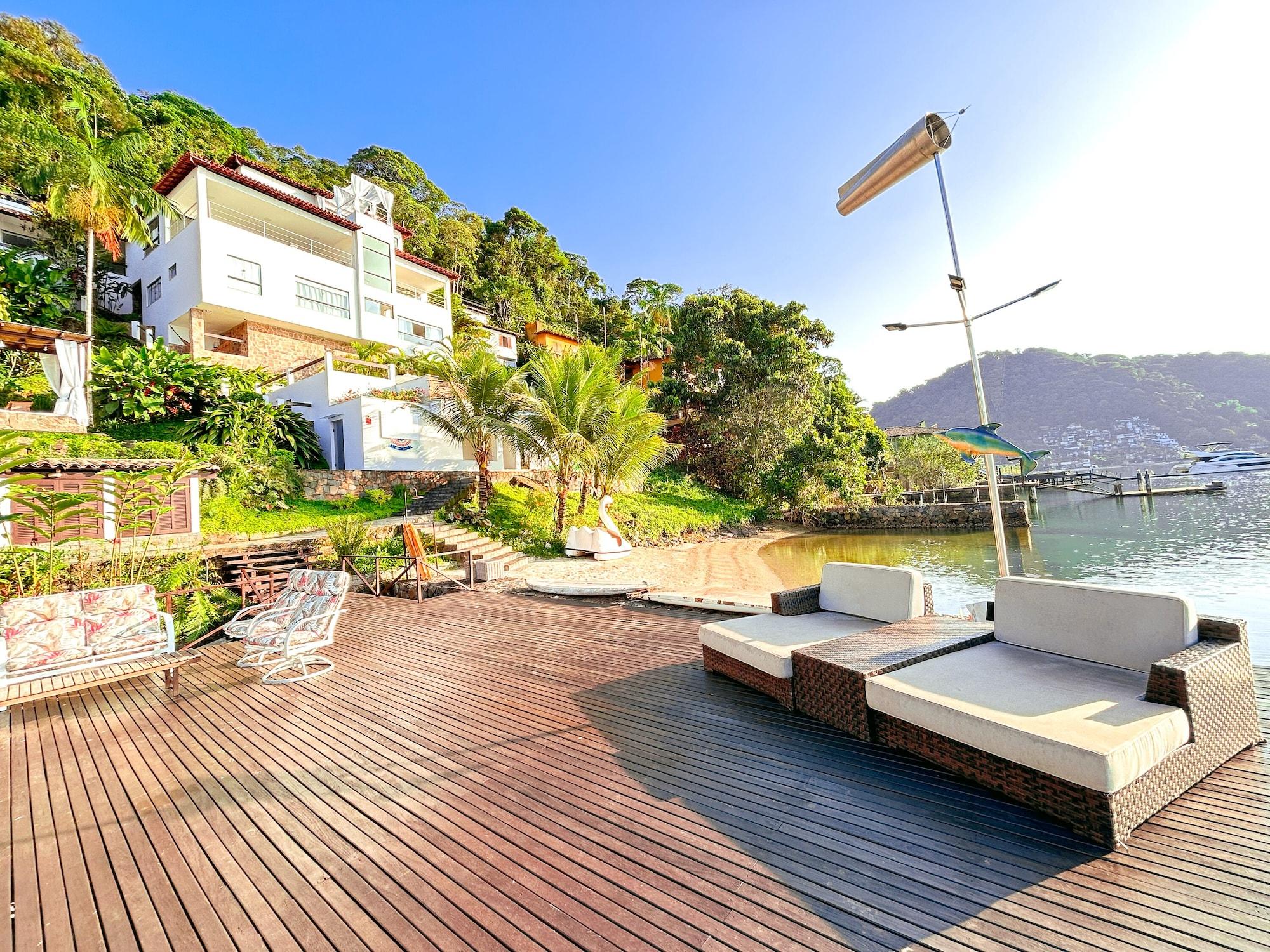 Varios Oasis Beach House