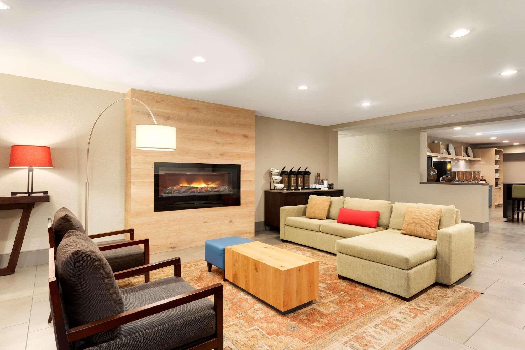 Vista Lobby Country Inn & Suites by Radisson, Cedar Rapids Airport, IA