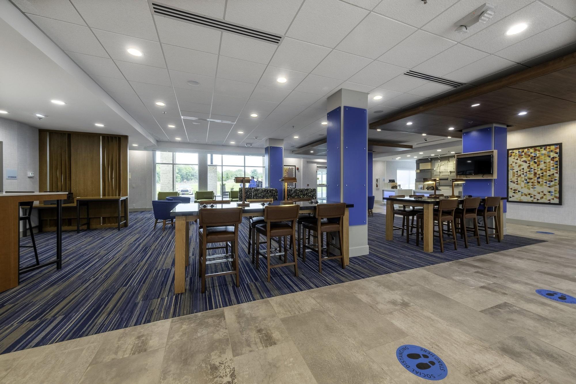 Vista Lobby Holiday Inn Express And Suites Staunton by IHG