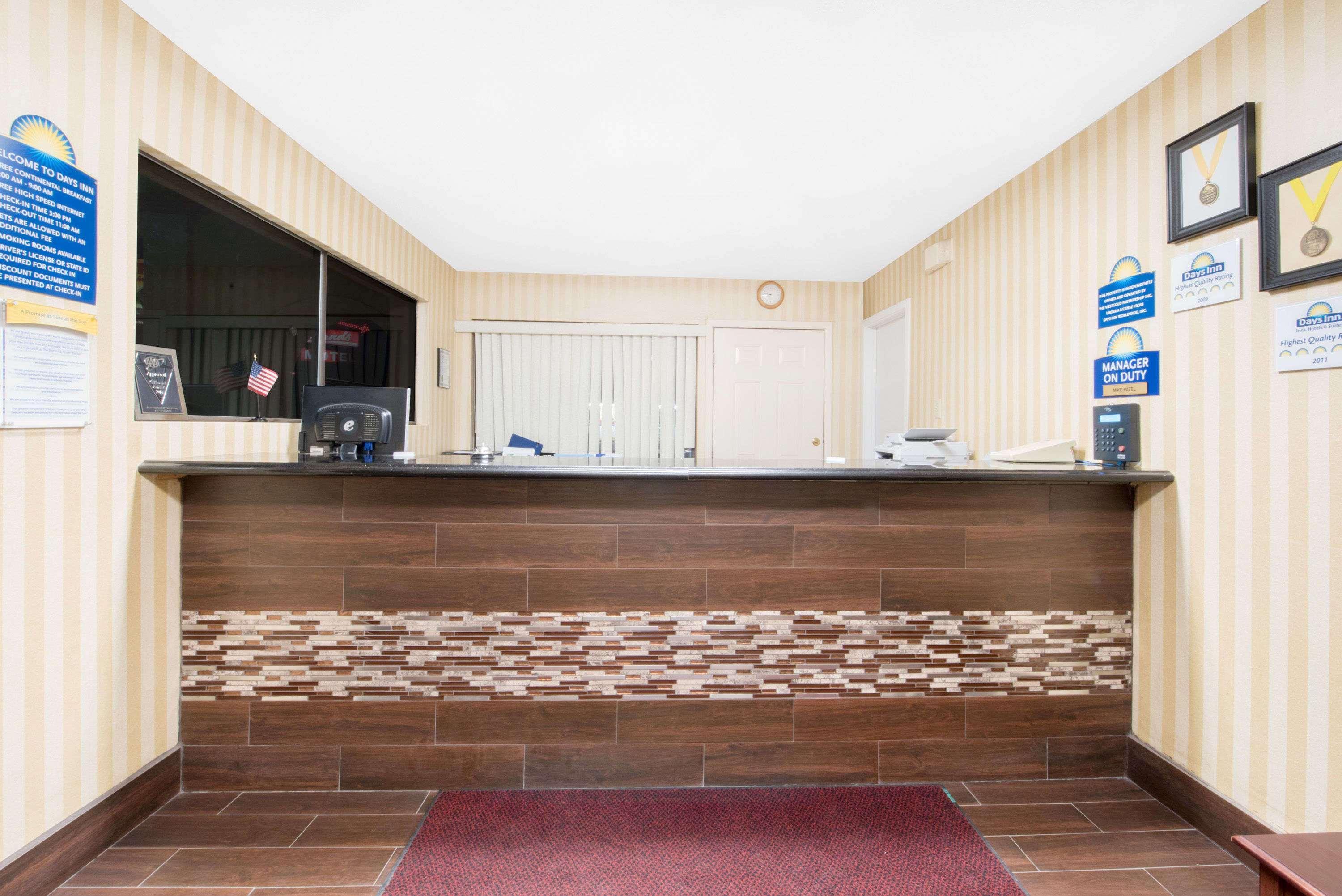 Vista Lobby Days Inn by Wyndham Hobbs