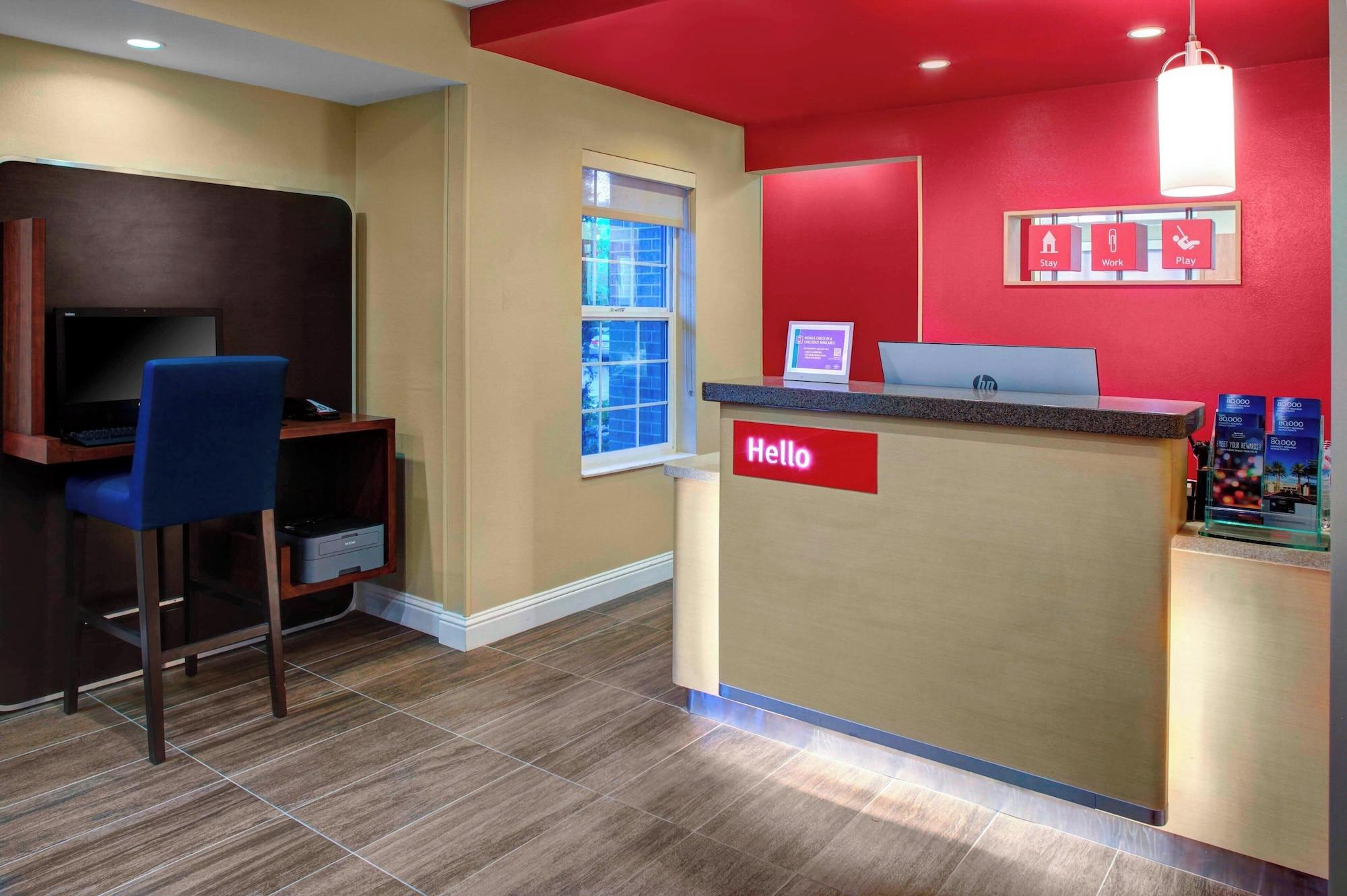 Vista Lobby TownePlace Suites by Marriott Fresno