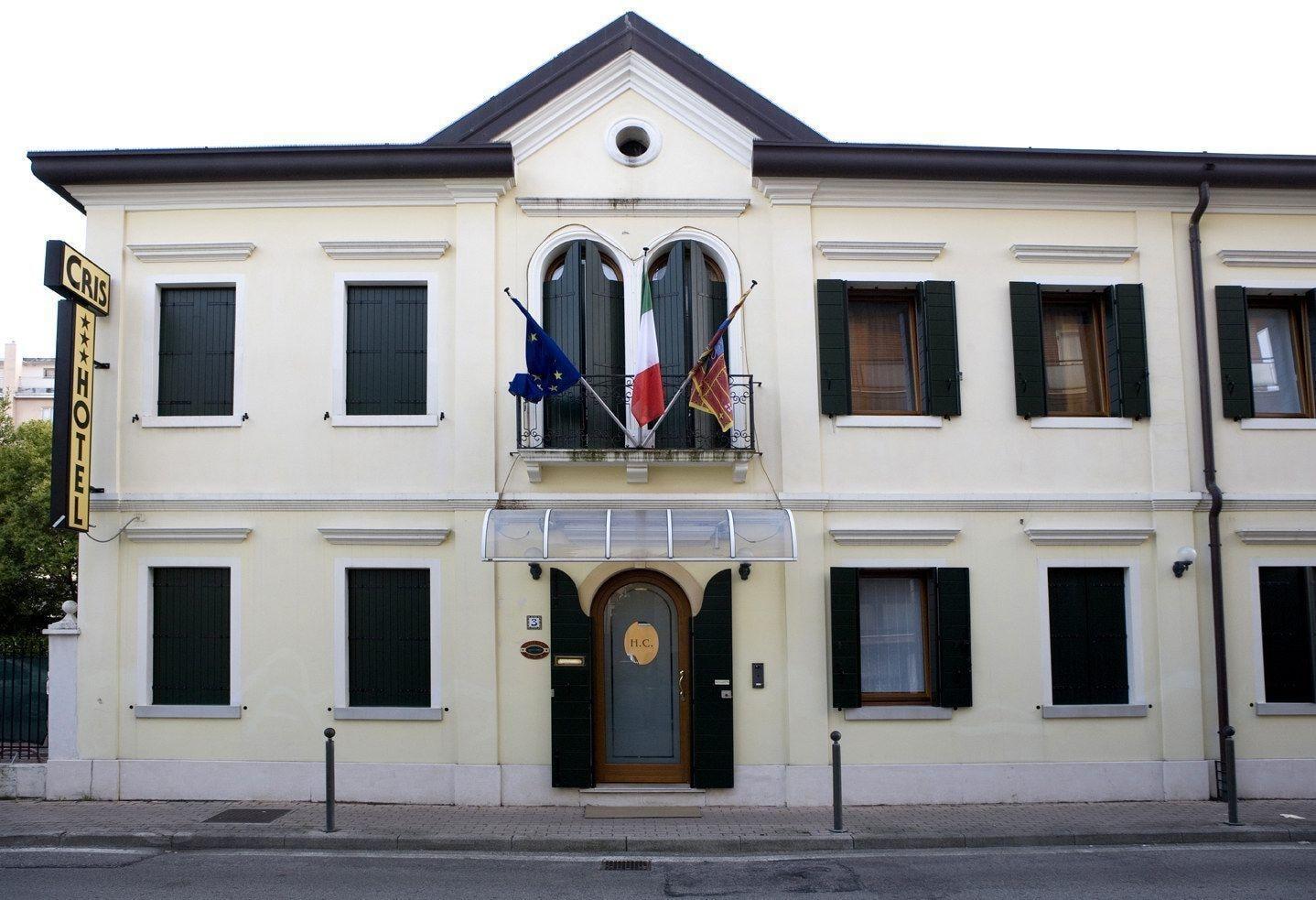 Varios Hotel Cris