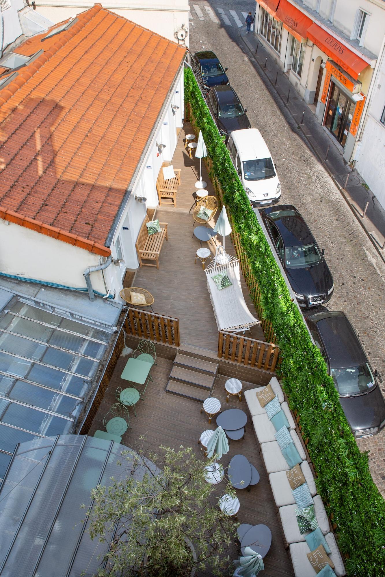 Vista Exterior Le Village Montmartre by Hiphophostels