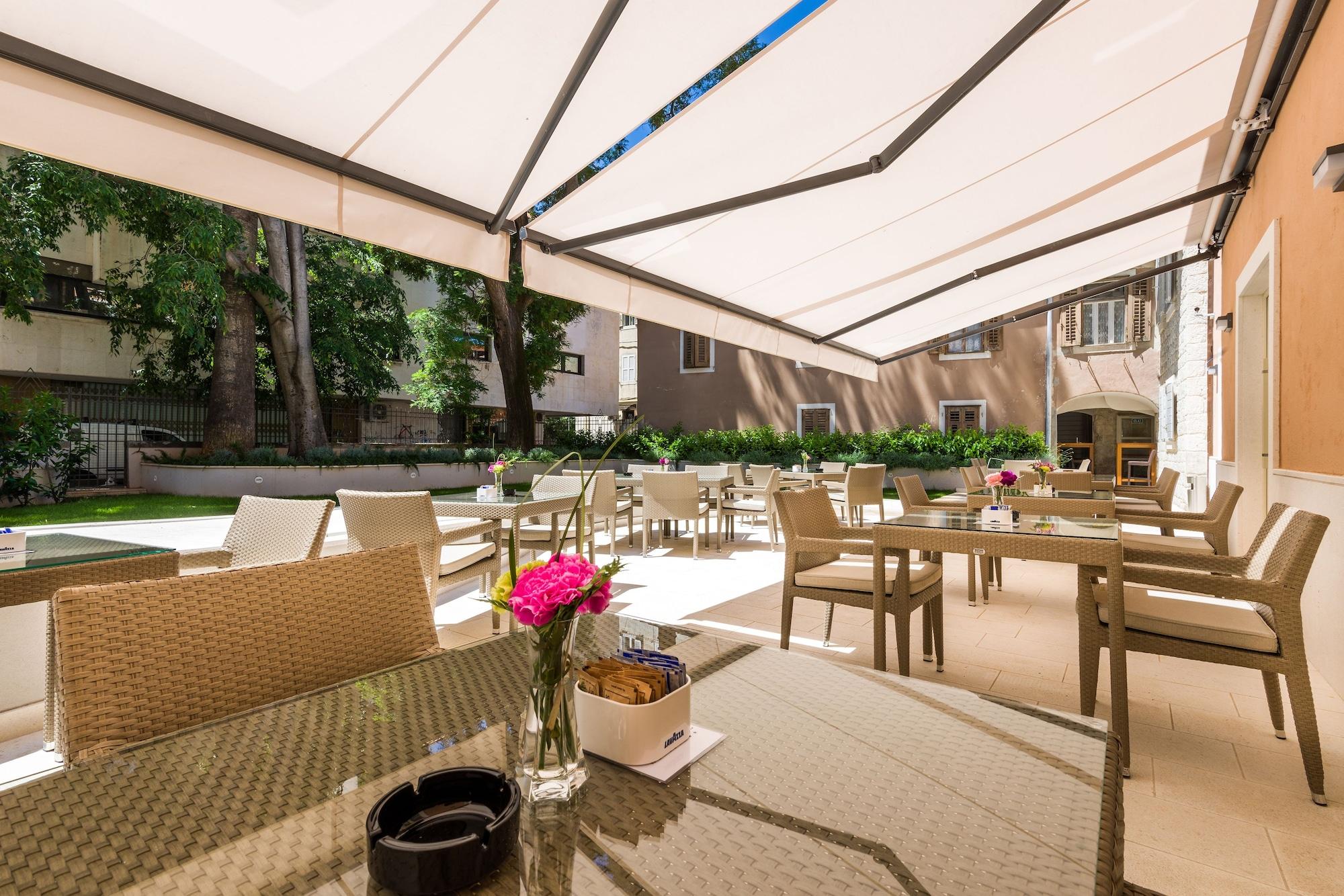 Bar/Salón Hotel Marul
