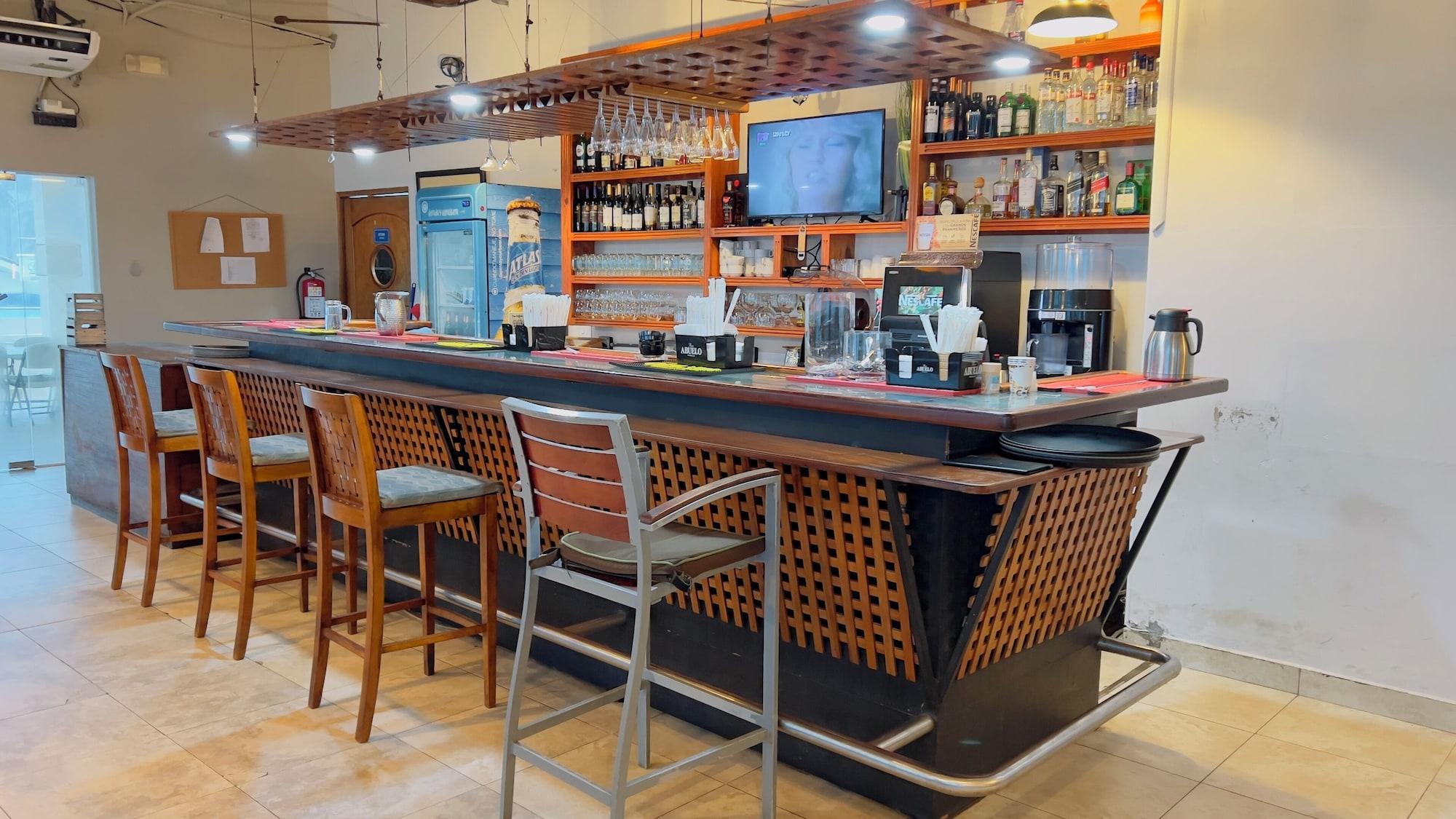 Bar/Salón Marina Hotel at Shelter Bay