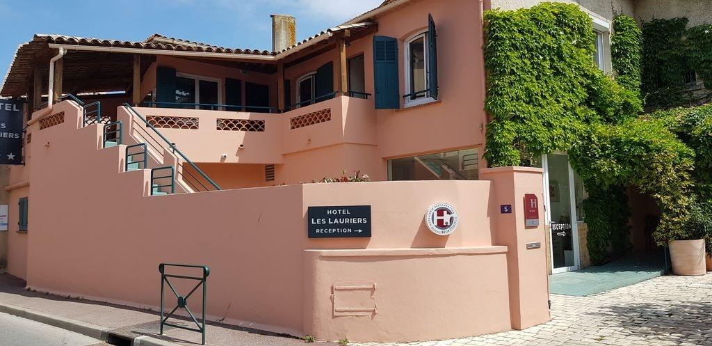 Varios Hôtel Les Lauriers