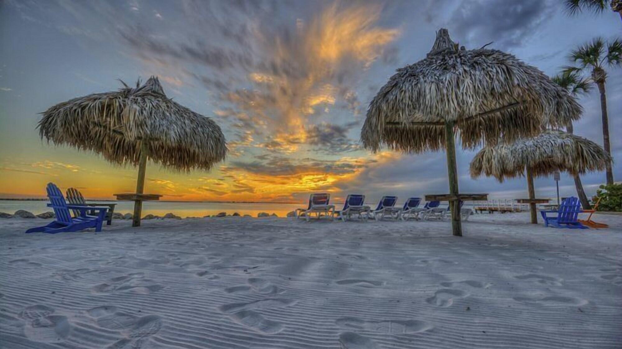 Vista Exterior Seaside Luxury Oasis with balcony