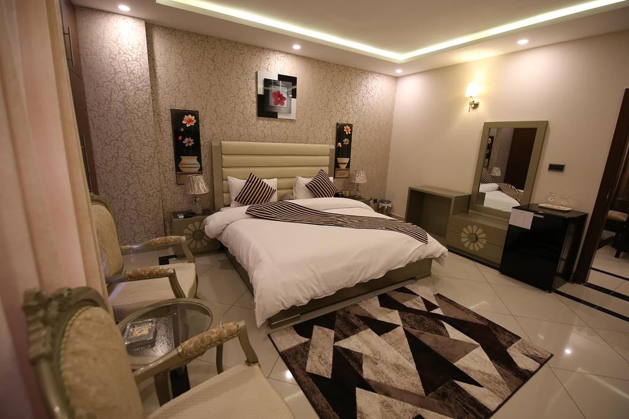 Varios Safari Club 4