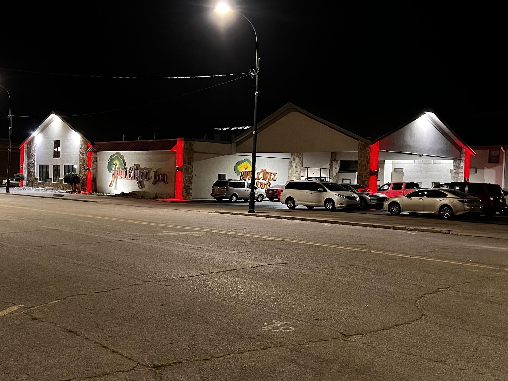 Vista Exterior Apple Tree Inn and Suites