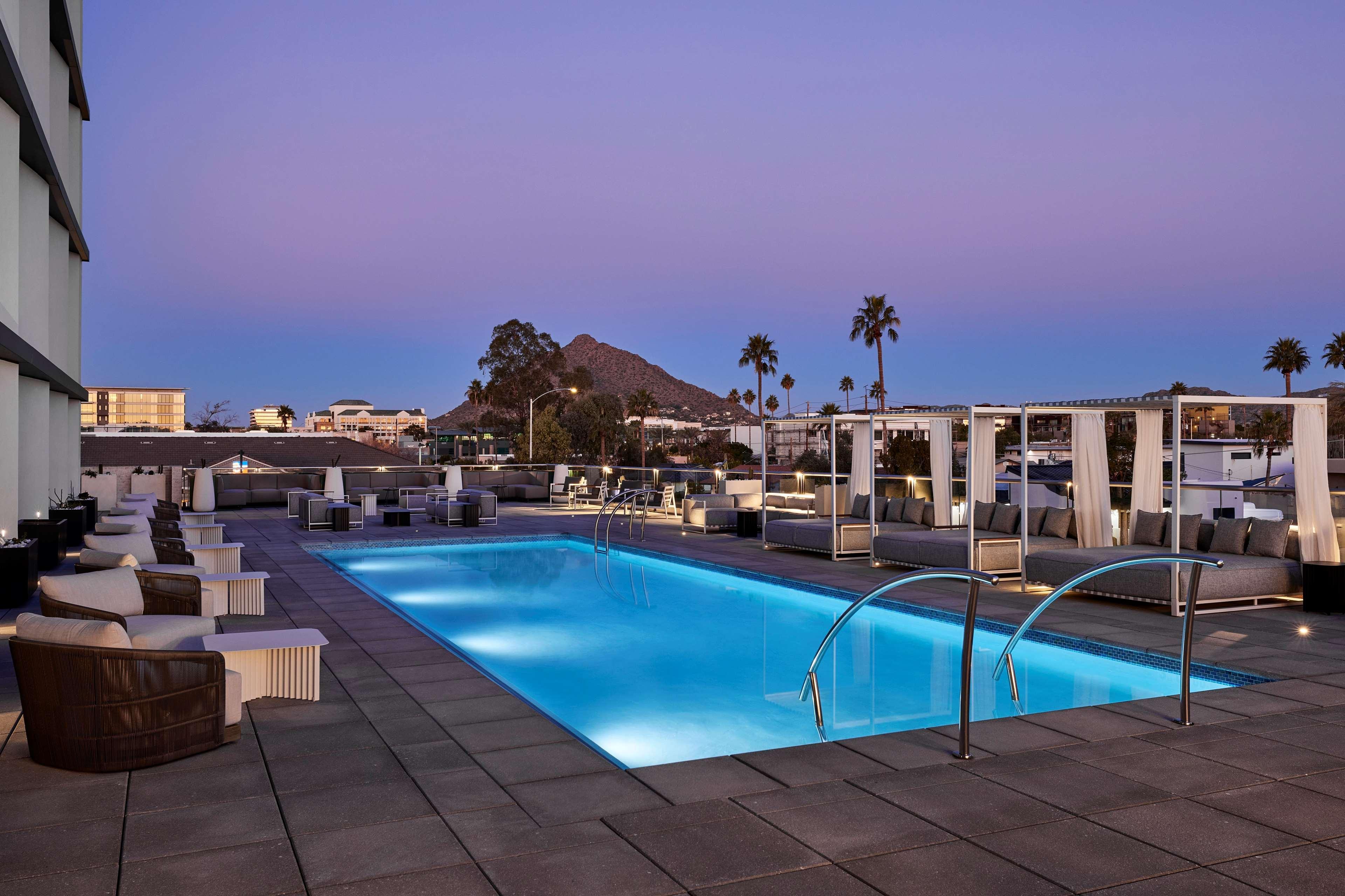 Vista Piscina Senna House Scottsdale, Curio Collection By Hilton