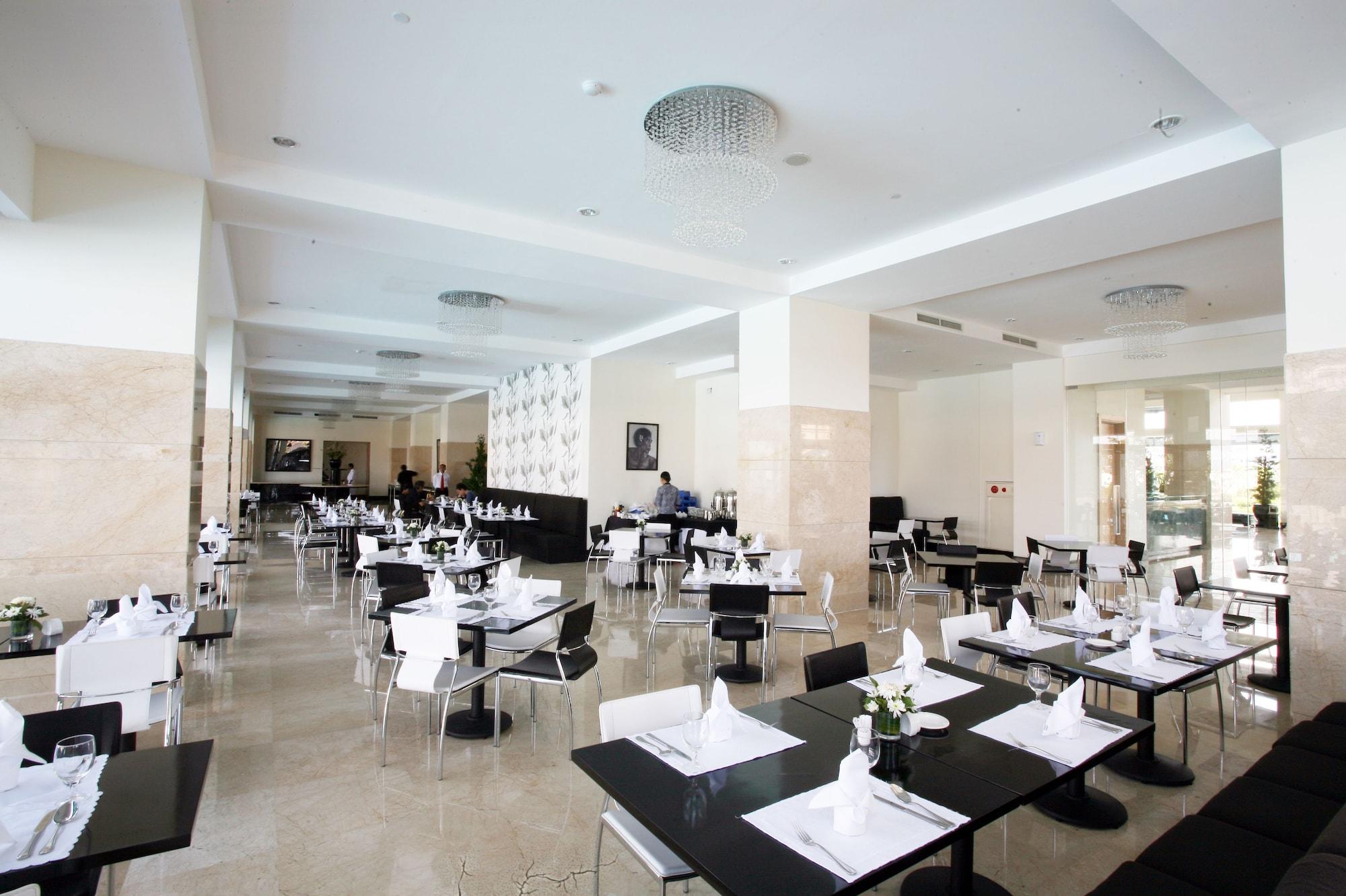 Restaurant Sintesa Peninsula Hotel Manado