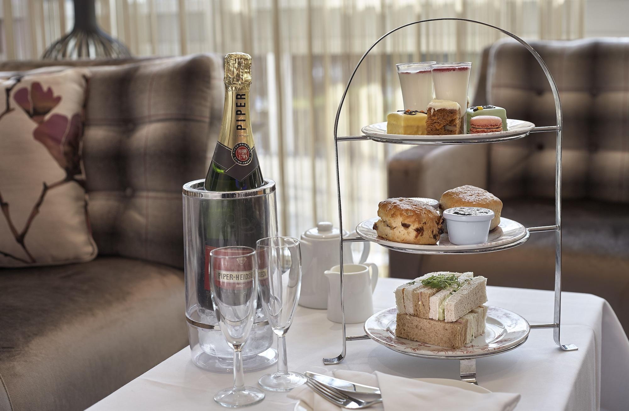 Restaurant Doubletree by Hilton Hotel Woking