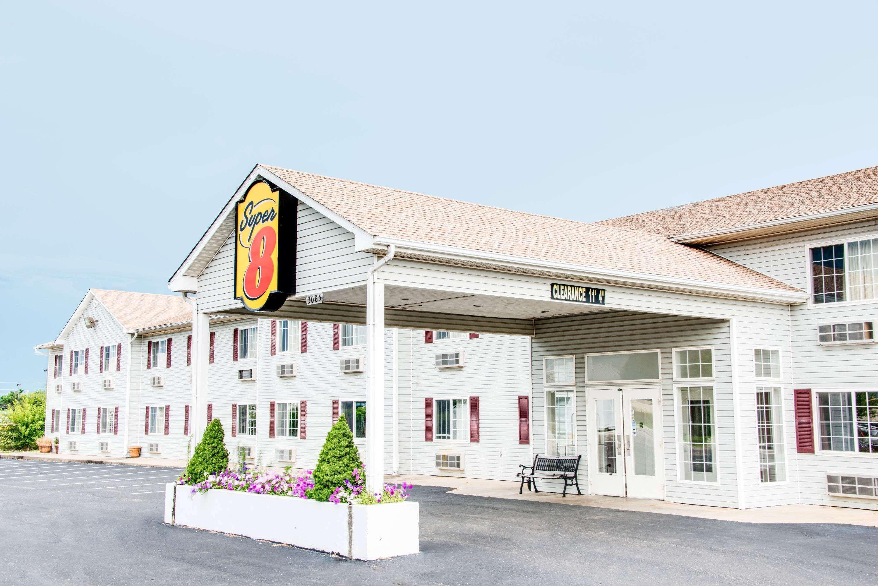 Vista Exterior Super 8 by Wyndham Neosho