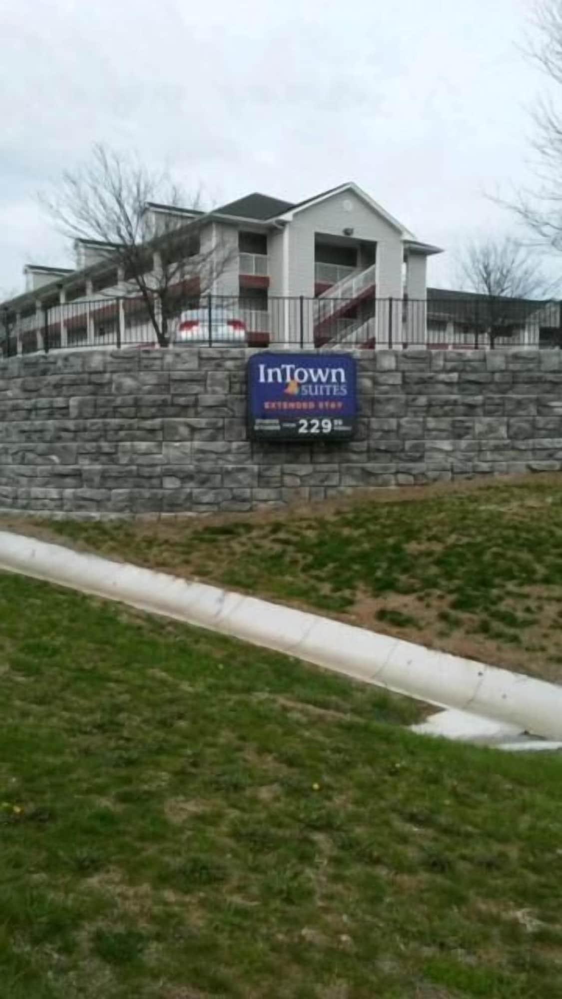 Vista Exterior InTown Suites Extended Stay Louisville KY - Wattbourne Lane