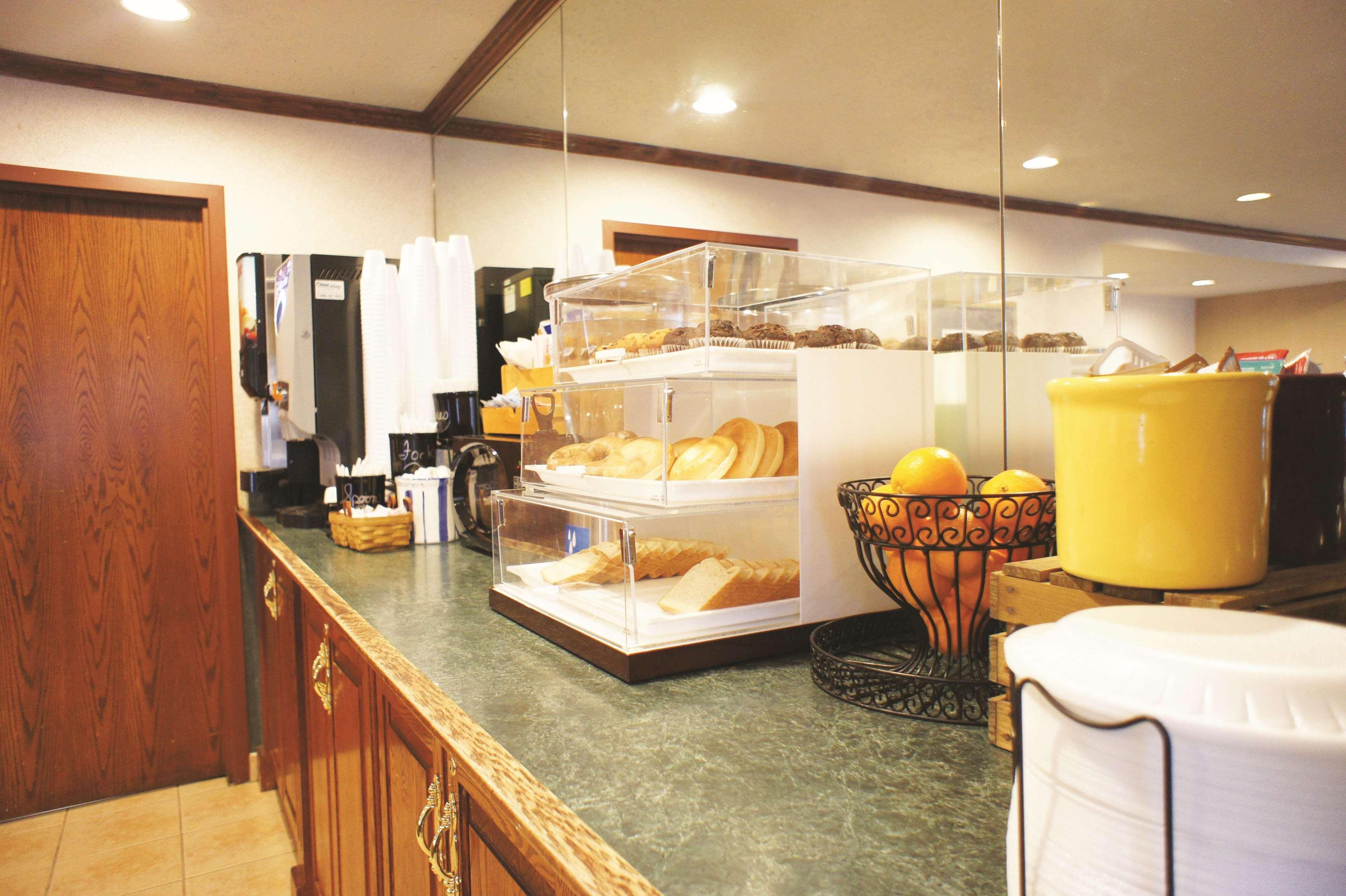 Restaurant La Quinta Inn by Wyndham Indianapolis Airport Executive Dr