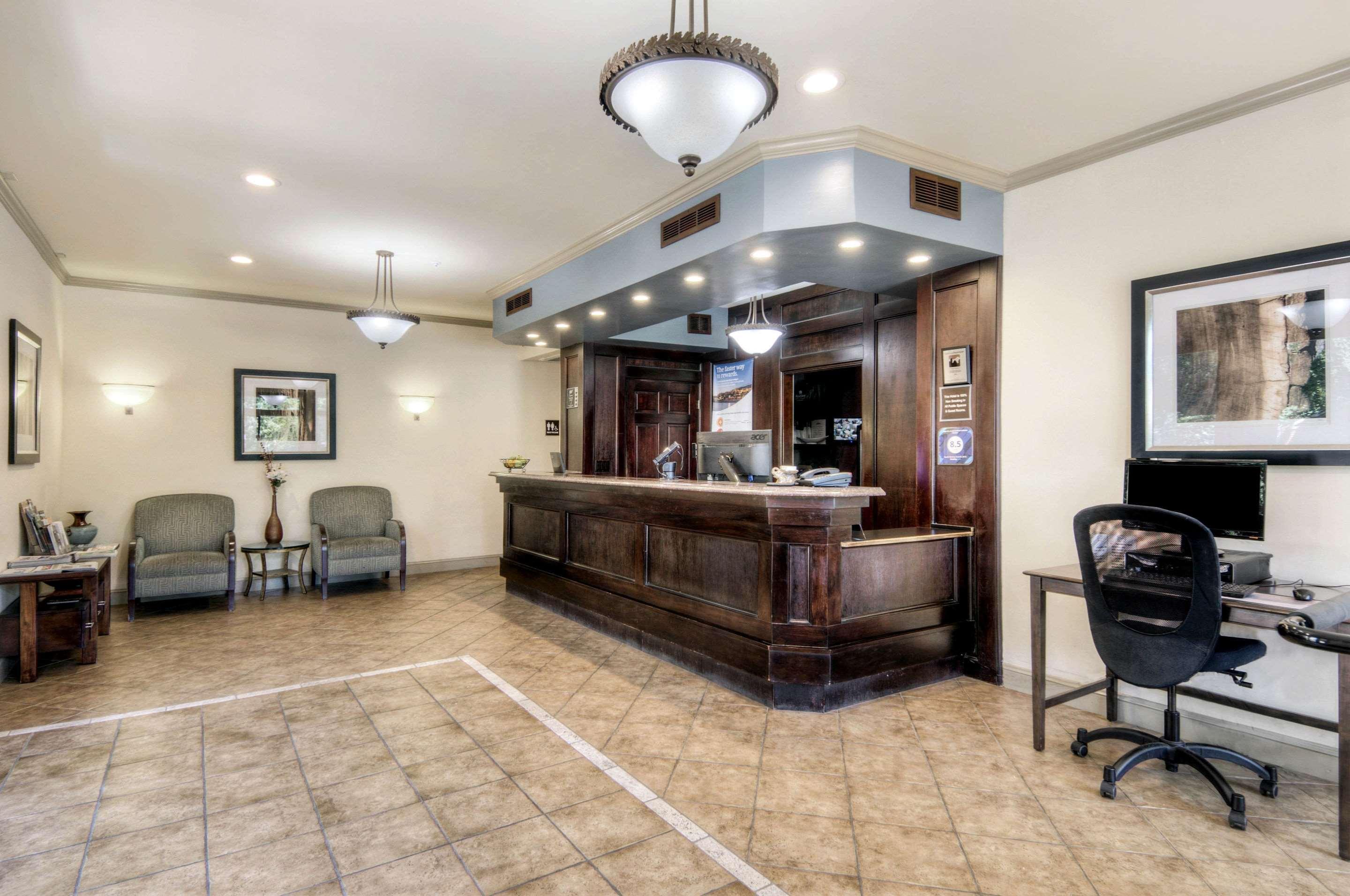 Vista Lobby Aggie Inn, Ascend Hotel Collection
