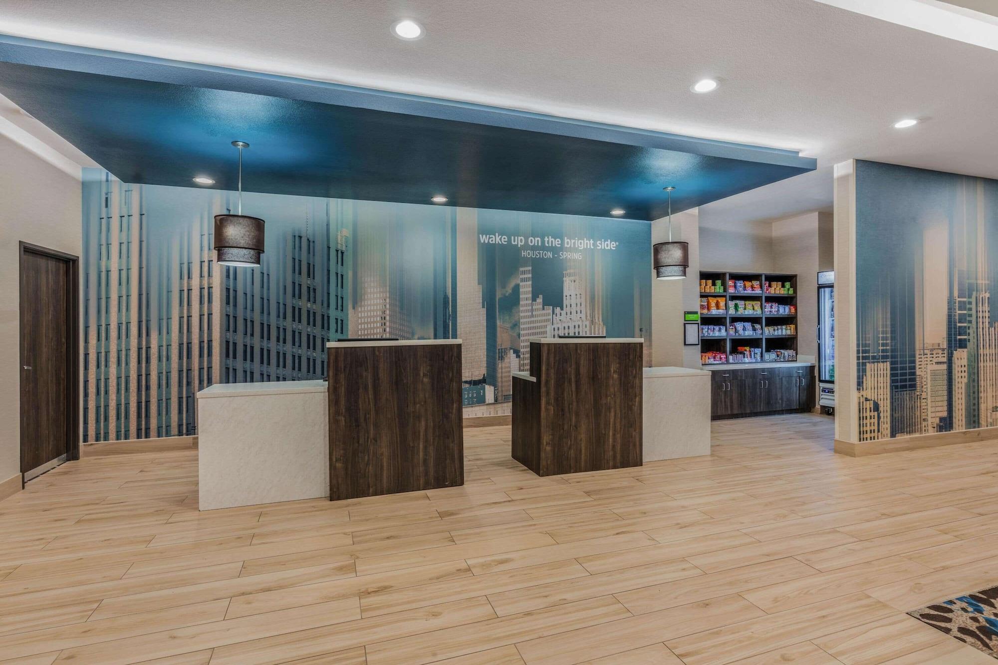 Vista Lobby La Quinta Inn and Suites by Wyndham Houston Spring South