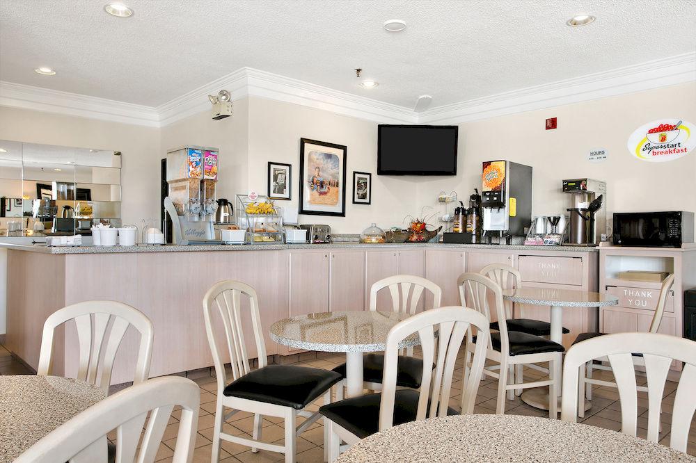 Restaurant Super 8 by Wyndham Metropolis