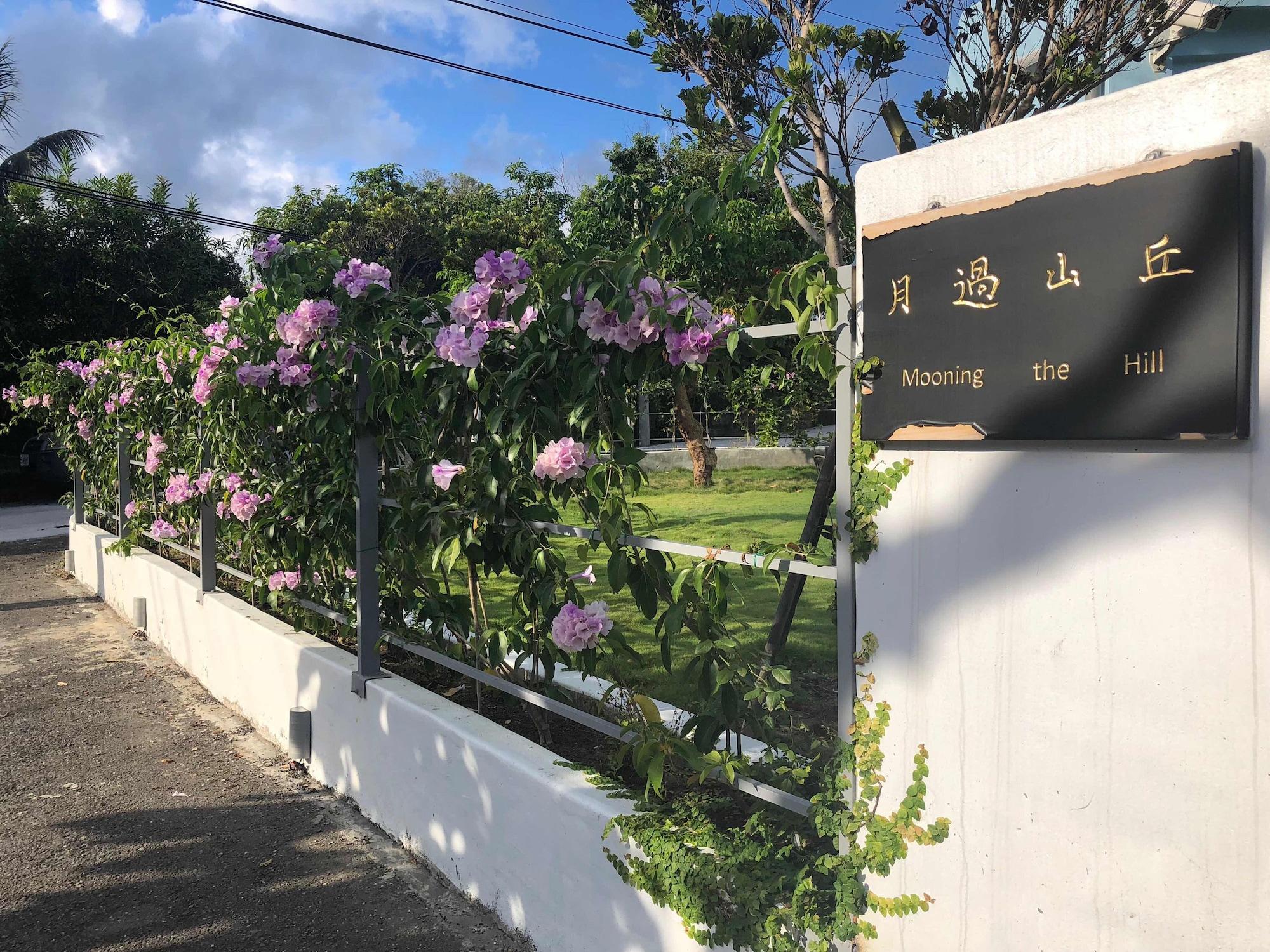 Vista Exterior Mooning the Hill