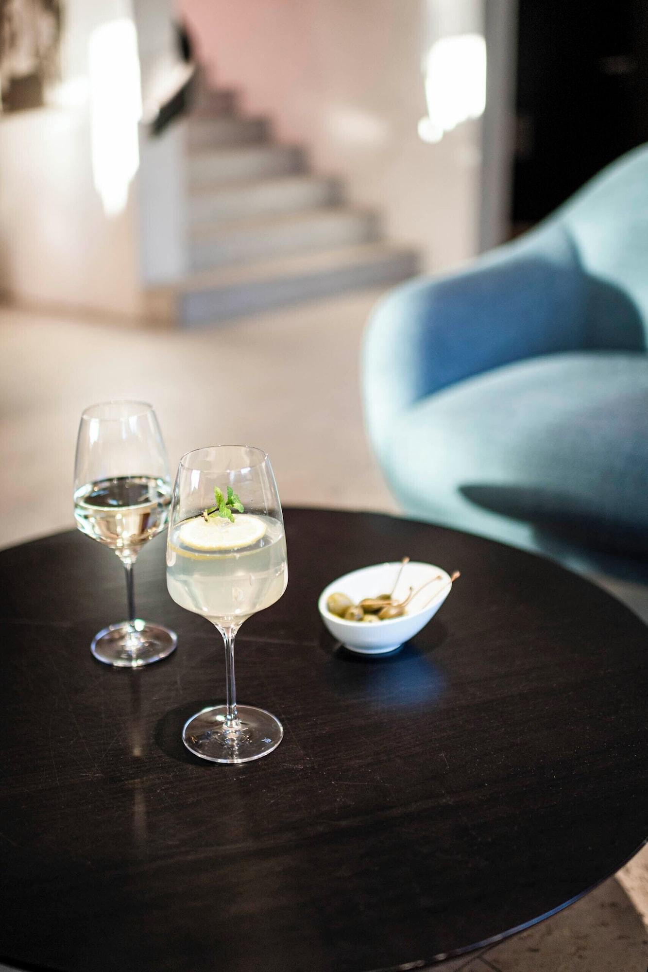 Vista Lobby La Paula Apartments & Suites