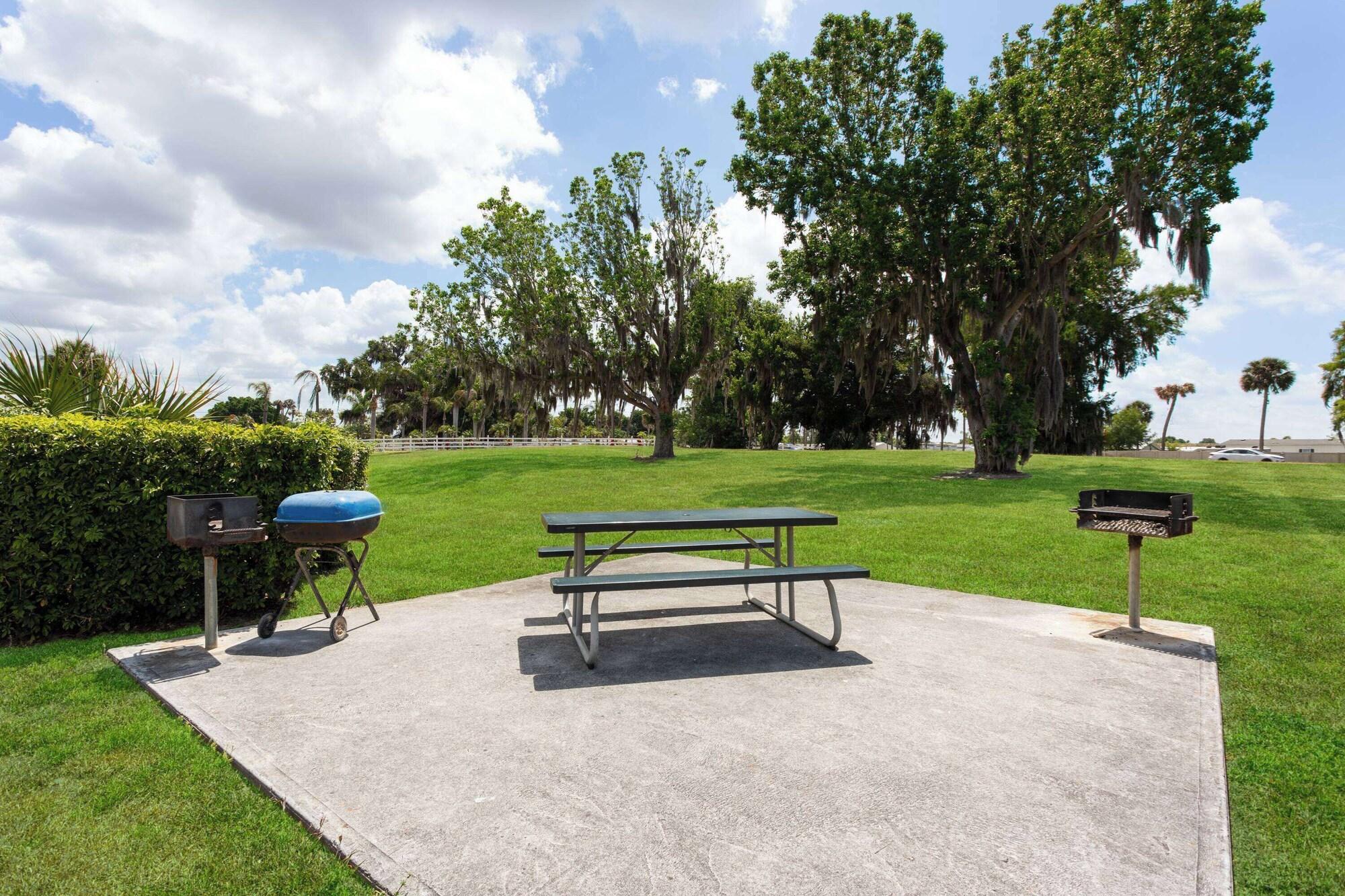 Comodidades del Alojamiento Travelodge Suites by Wyndham Lake Okeechobee