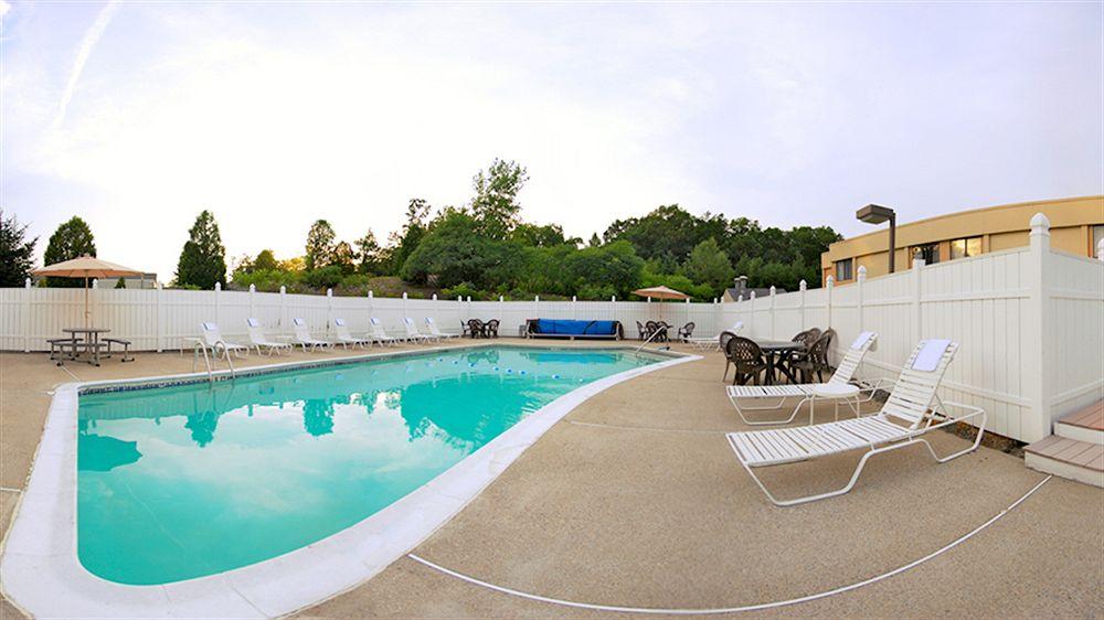 Vista da piscina All Seasons Inn & Suites