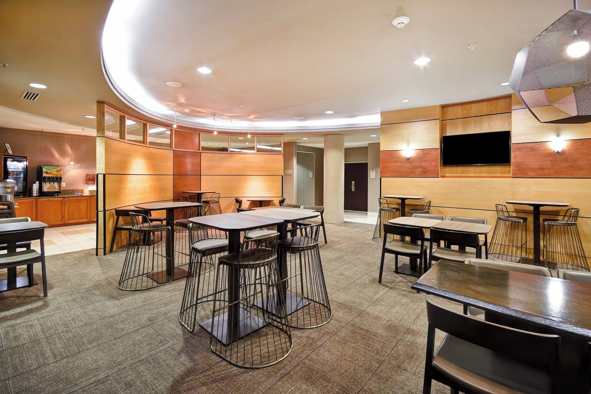 Restaurant Springhill Suites by Marriott Louisville Airport