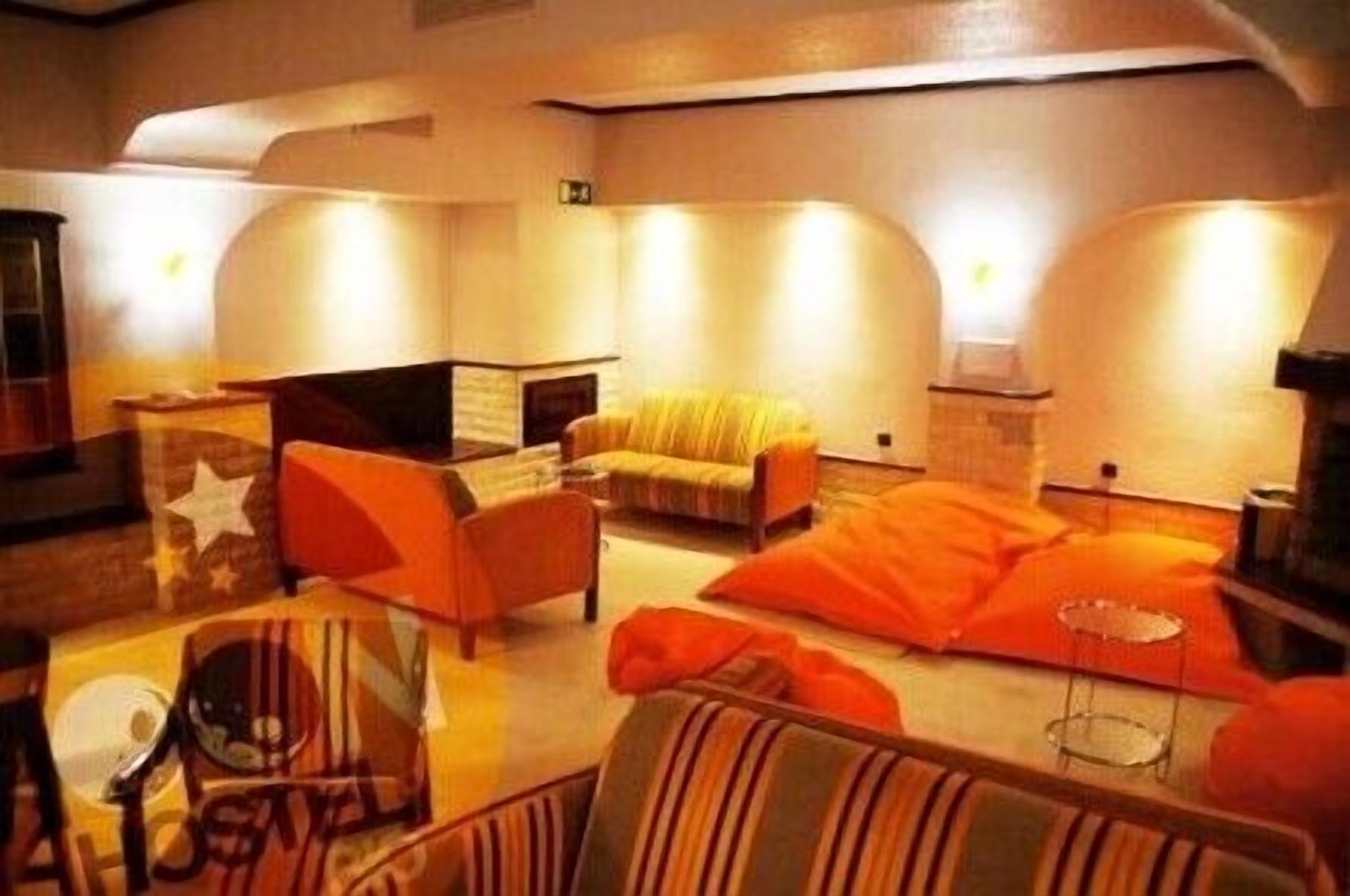 Varios Moon Hostel Bio