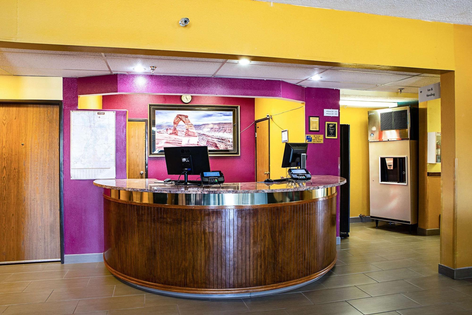 Vista Lobby Rodeway Inn & Suites