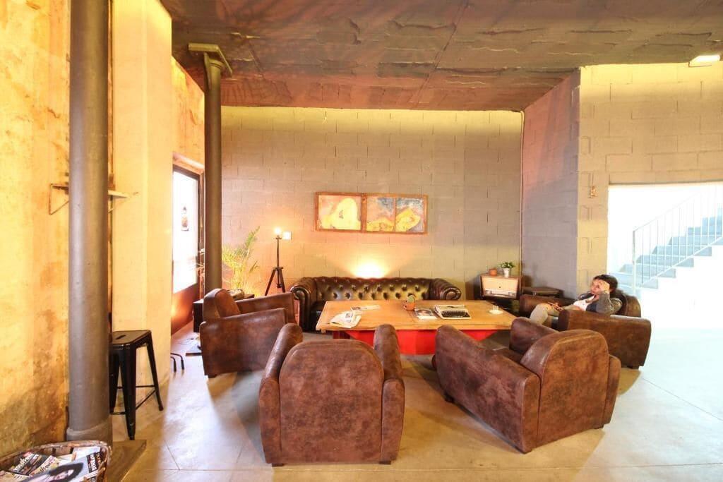 Vista Lobby Brick Palma