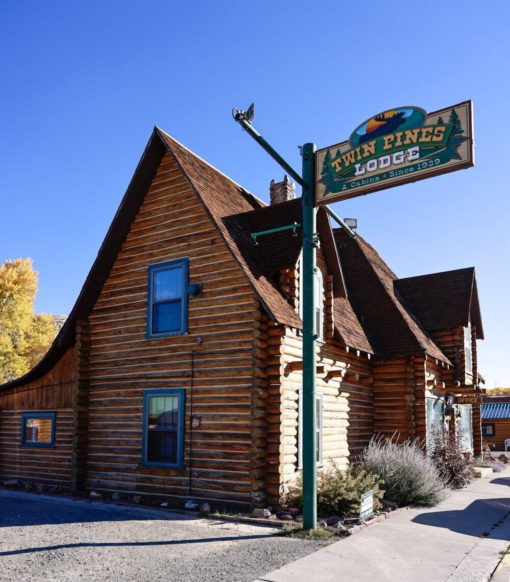Varios Twin Pines Lodge & Cabins