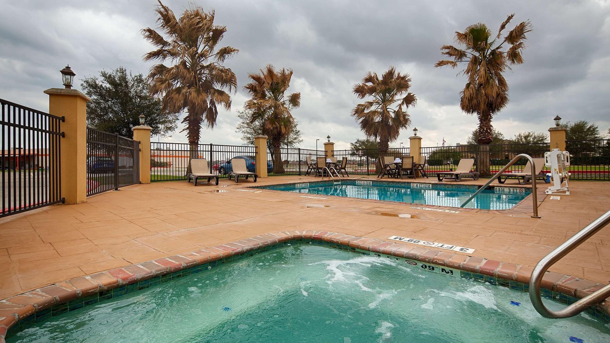 Vista Piscina Best Western Bastrop Pines Inn
