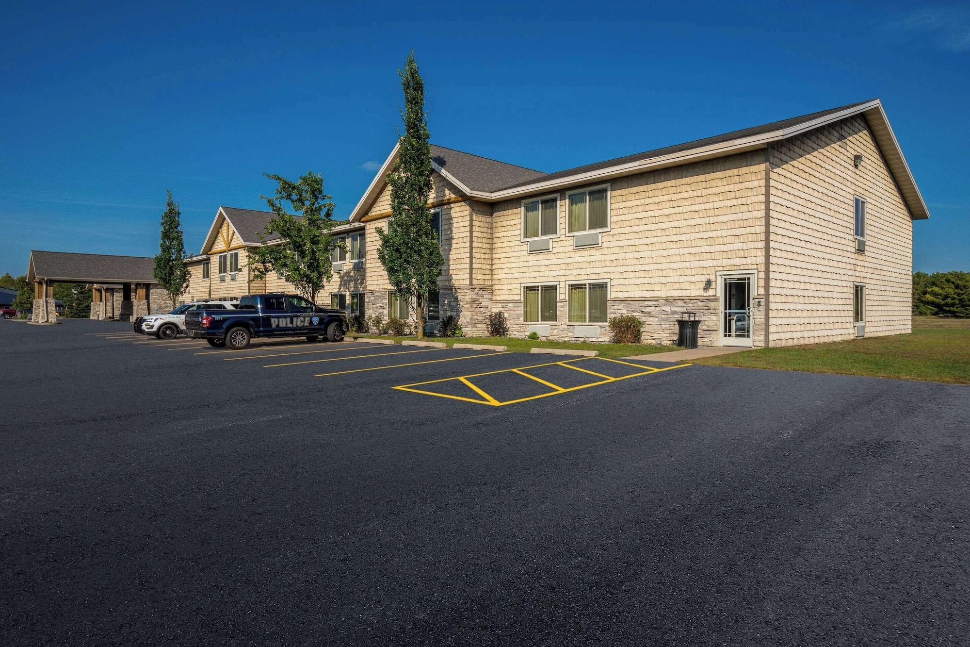 Vista Exterior Rodeway Inn and Suites Tomahawk