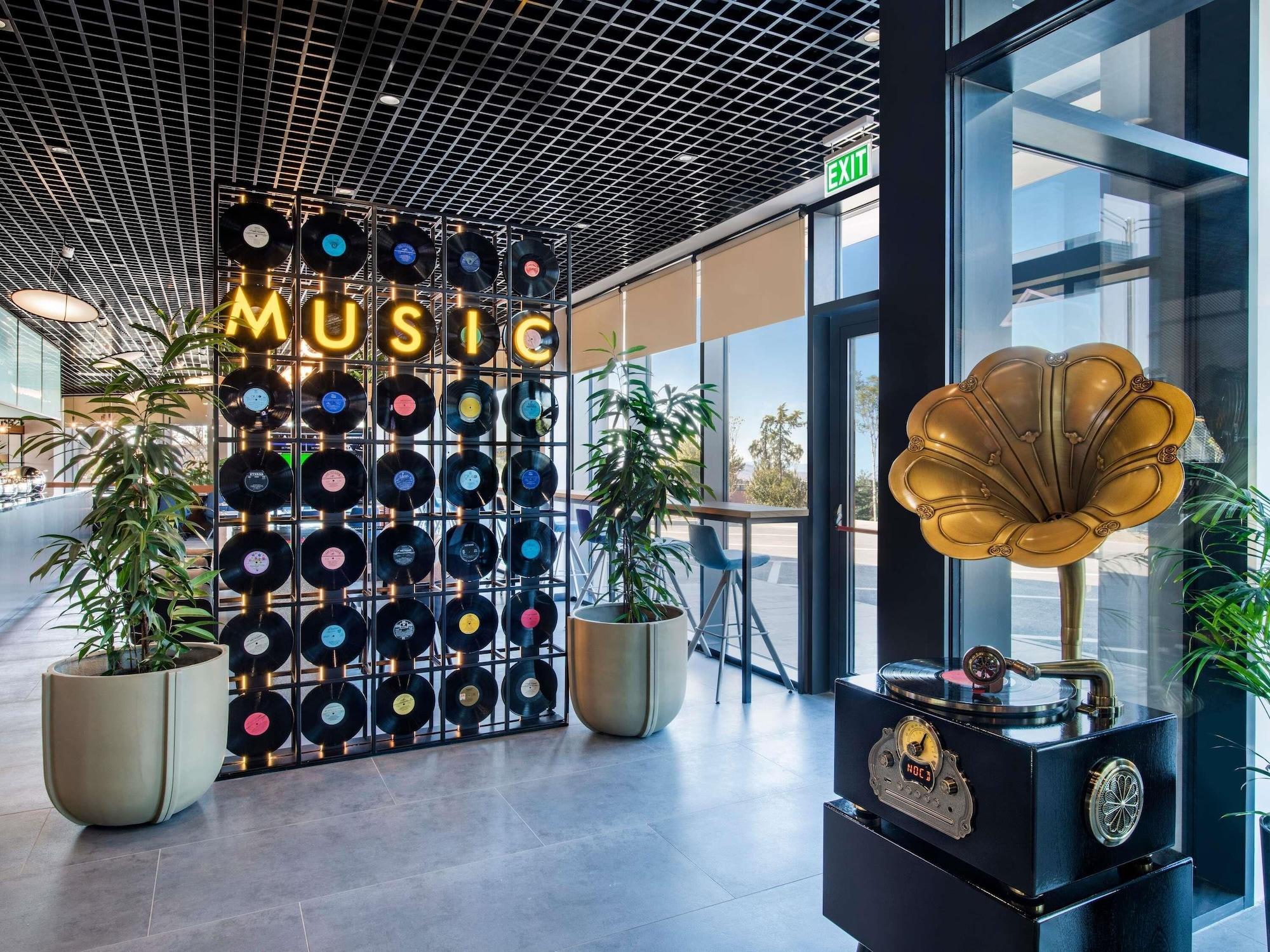 Vista Exterior Ibis Tbilisi Airport