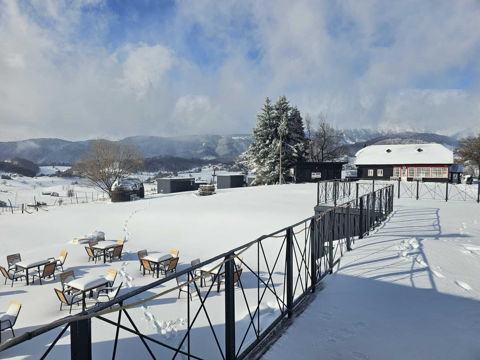Vista Exterior Ursa Mica Glamping Resort