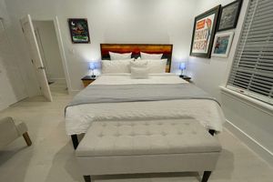 Alquiler Vacacional - "92 in the SHADE". Spacious one bedroom with a loft in the heart of old town .