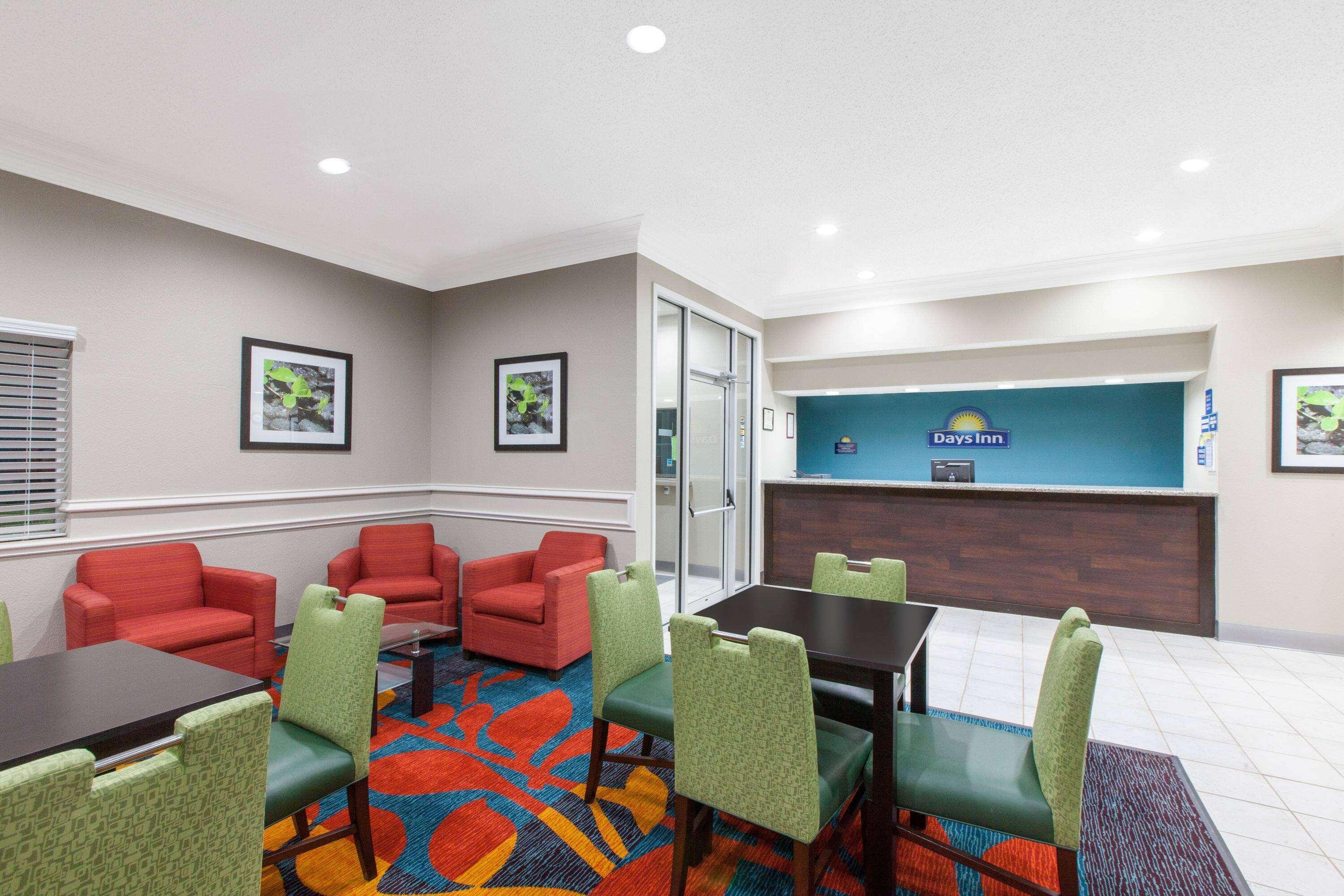 Vista Lobby Days Inn by Wyndham Ennis