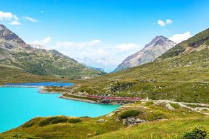 Actividad - Experiencia de un día completo en los Alpes suizos y St. Moritz con el tren Bernina Red