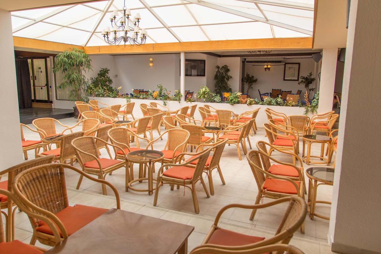Bar/Salón The Club Cala San Miguel Hotel Ibiza,Curio Collect